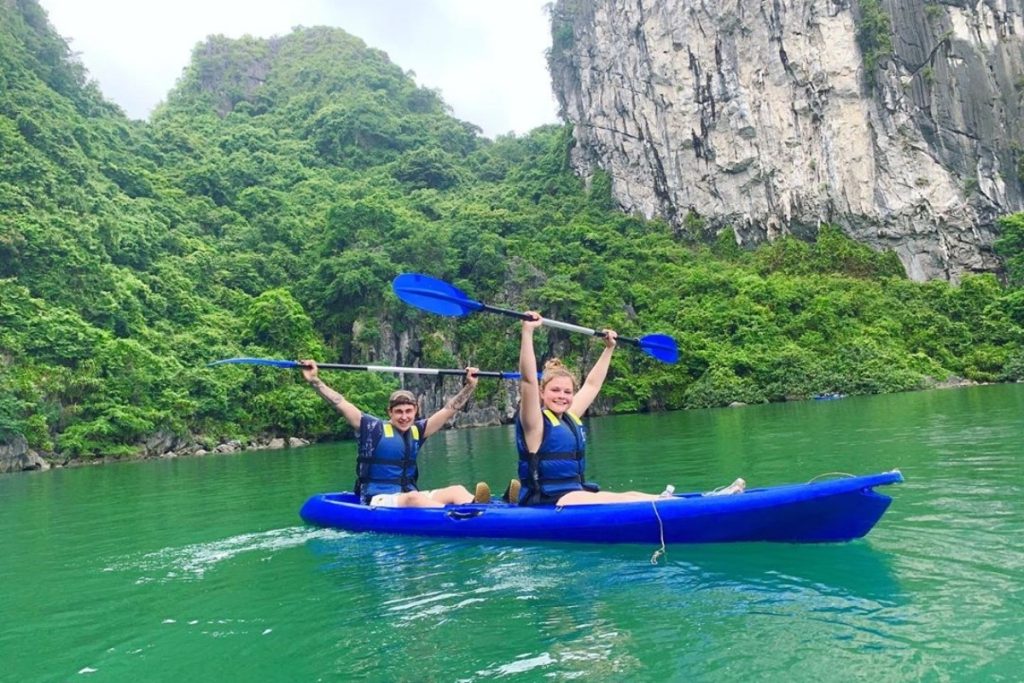 Trải nghiệm cực kỳ thú vị của du khách khi chèo Kayak