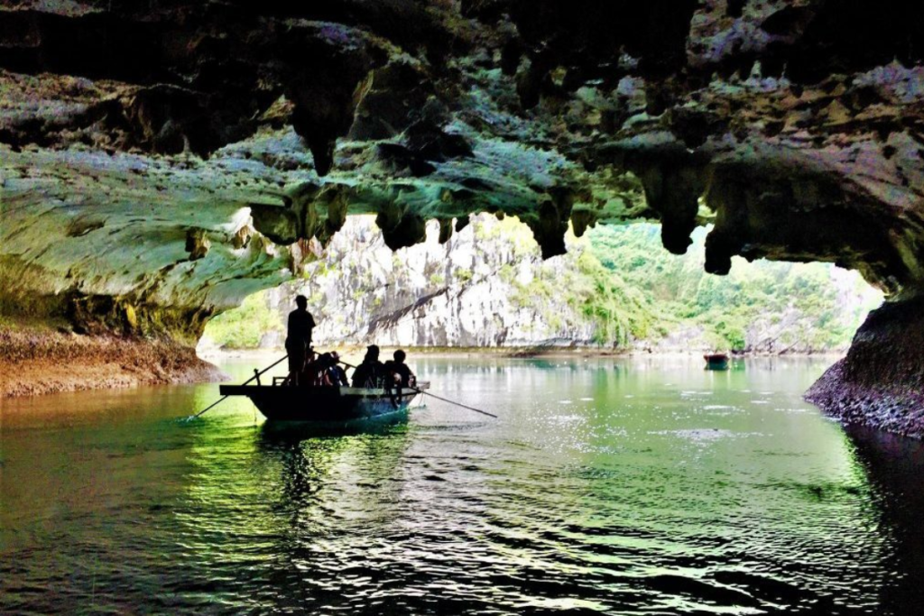 Vẻ đẹp huyền ảo của hang Sáng Tối Vịnh Lan Hạ