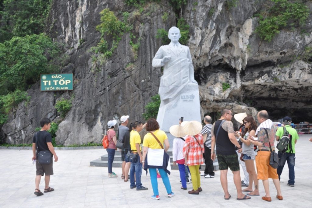 Du khách tham quan tượng đài Titop