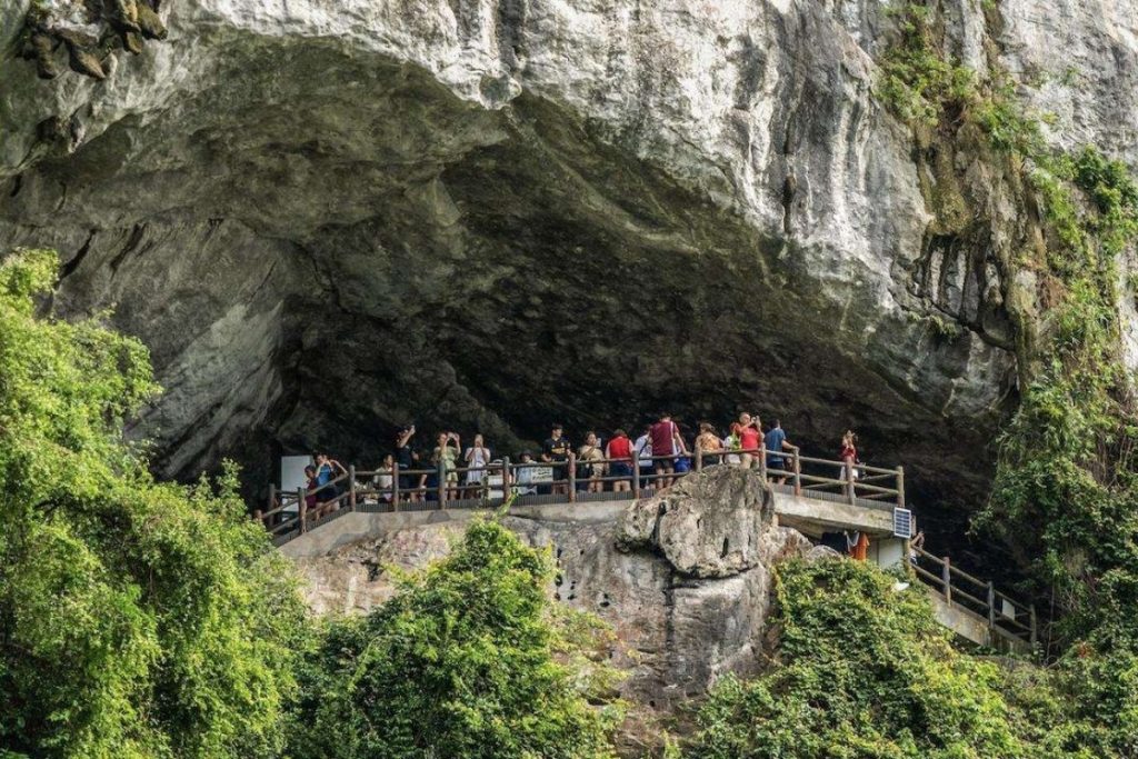 Những du khách nóng lòng xếp hàng để vào tham quan hang Sửng Sốt