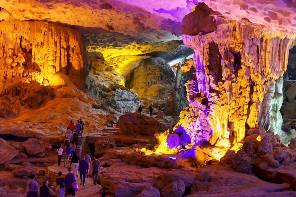 Tuyệt tác hang động dạng karst trong khối núi đá vôi