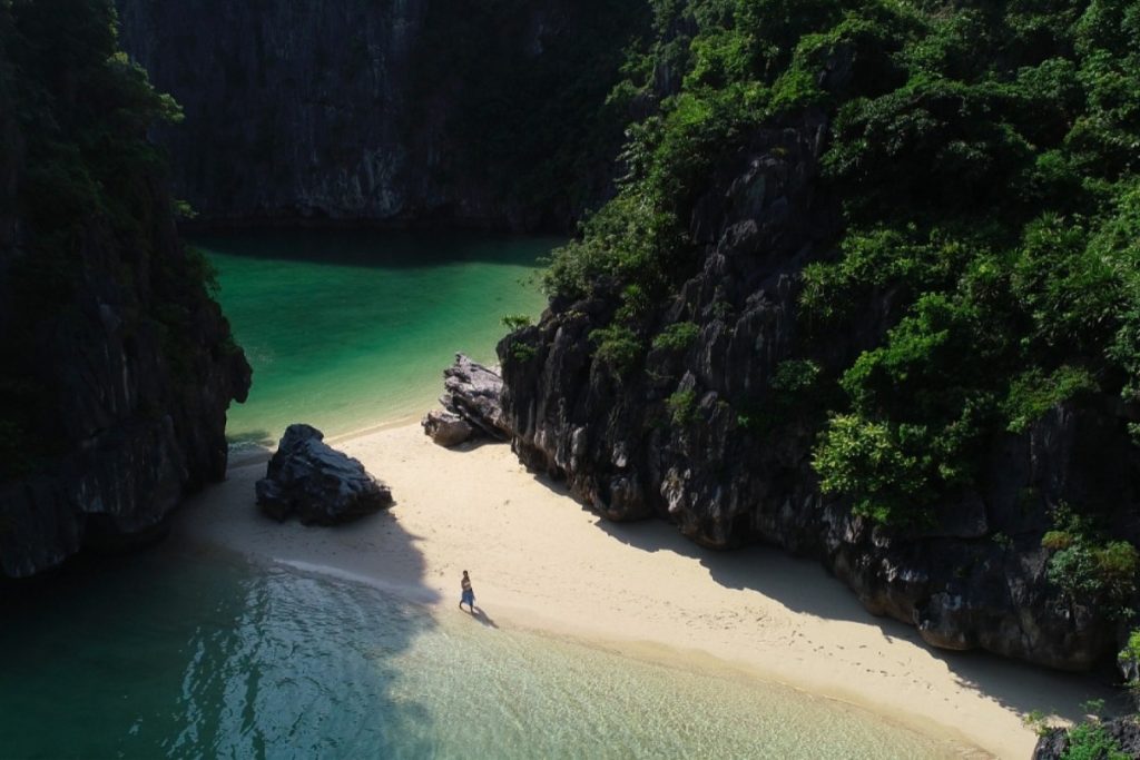 Những dãy núi san sát, bãi cát trắng mịn và nước biển trong xanh là nơi nghỉ dưỡng lý tưởng 