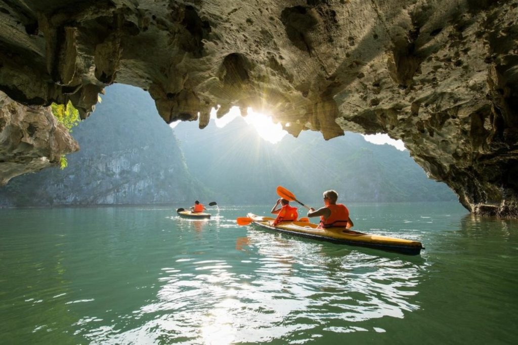 Khám phá thiên nhiên hoang sơ và cảnh sắc yên bình khi chèo kayak