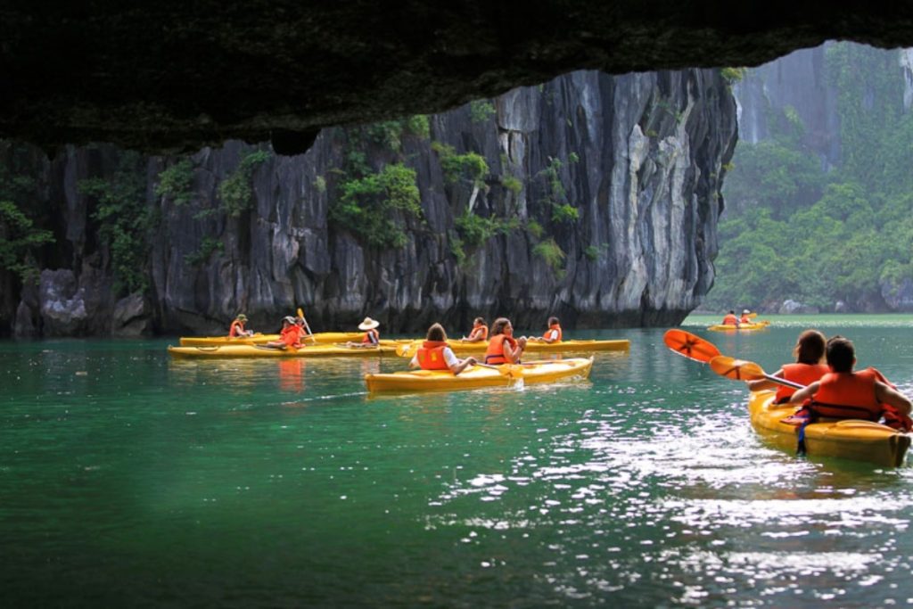 Trải nghiệm cảm giác chèo thuyền giữa thiên nhiên hùng vĩ và hệ sinh thái phong phú 