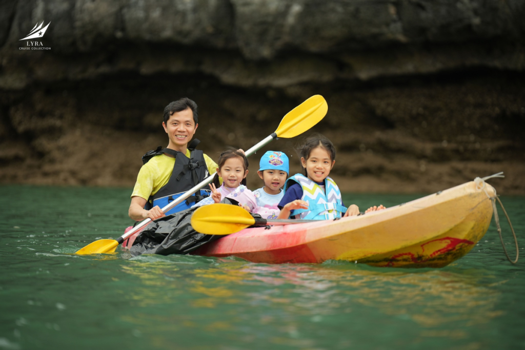 Trải nghiệm chèo thuyền kayak ở Lyra Cruise được thiết kế chu đáo để phục vụ mọi lứa tuổi để tạo nên những trải nghiệm trọn vẹn cho cả gia đình