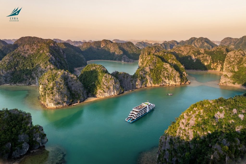 Toàn cảnh du thuyền Lyra Cruise từ trên cao