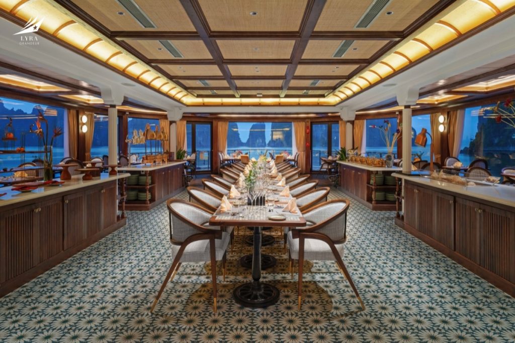 Du khách có thể thưởng thức bữa tối tại Spirit of the Sea Lounge