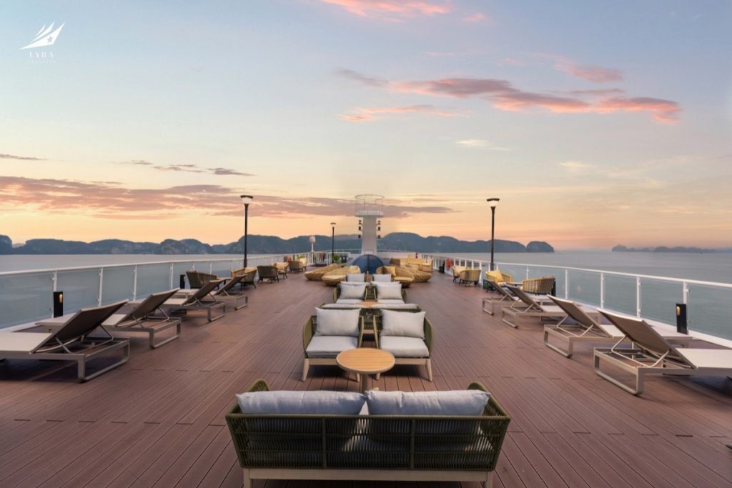 Toàn cảnh hoàng hôn huyền diệu trên du thuyền Lyra Cruise Collection