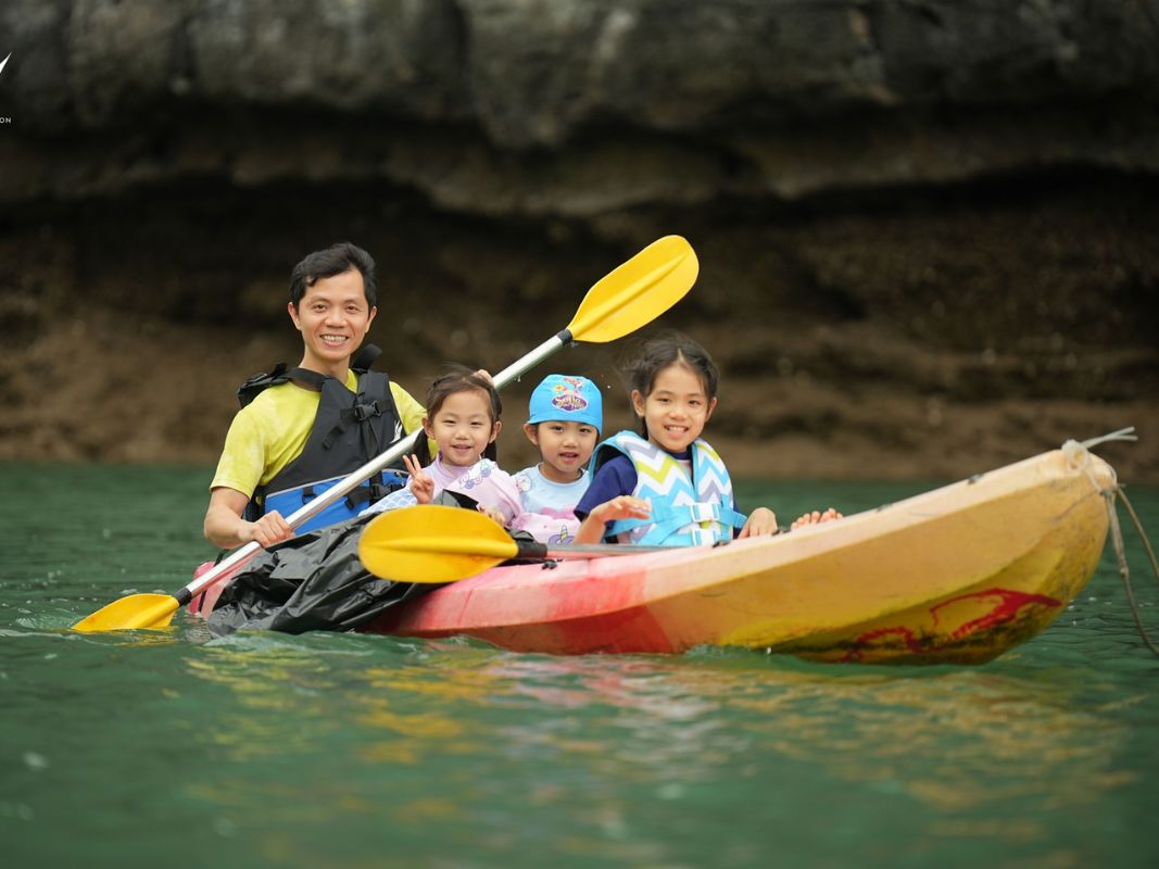 Trải nghiệm chèo thuyền kayak ở Lyra Cruise được thiết kế chu đáo để phục vụ mọi lứa tuổi sẽ tạo nên những trải nghiệm trọn vẹn cho cả gia đình
